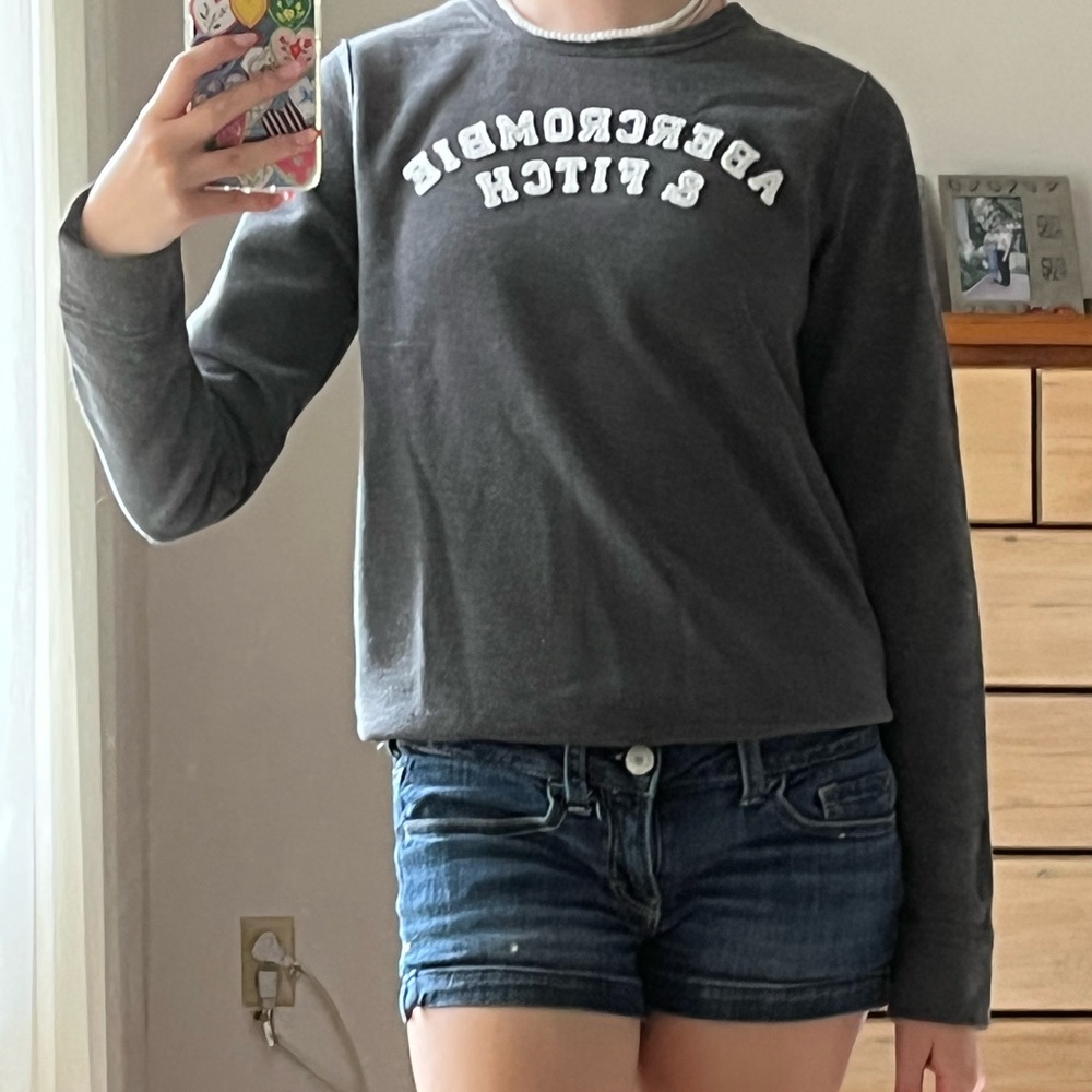 Grey Abercrombie & Fitch crew neck: